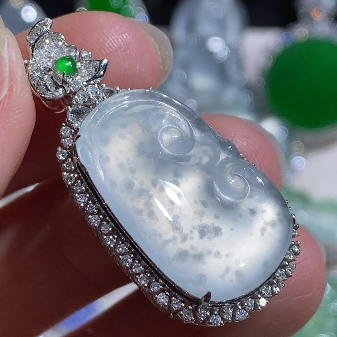 翡翠18K金镶嵌颈饰如意