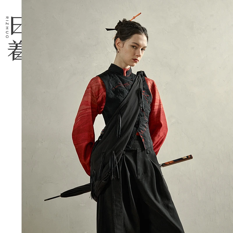 日着【非遗归途】年黑绣花棉马甲2025冬新款中式背心马夹RD8608J2