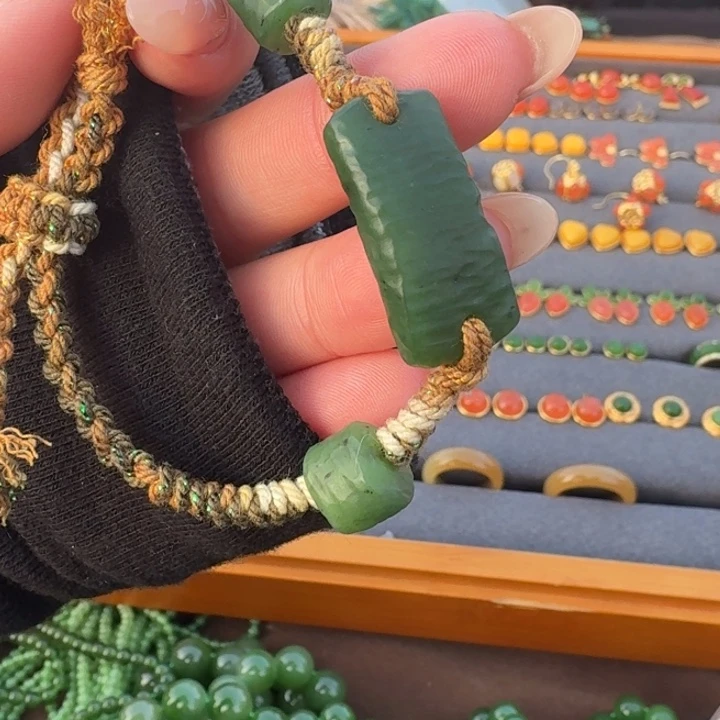 和田玉未镶嵌颈饰大学生