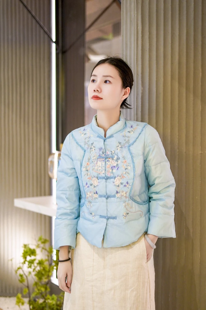 大吉新款立领绣花羽绒服短款保暖上衣外套女修身直筒白鸭绒薄羽绒