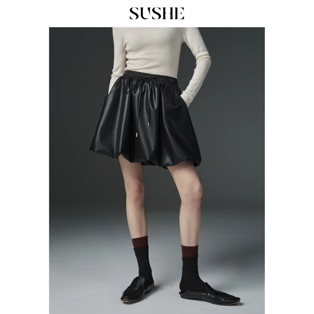 束皙SUSHE 含苞 柔软PU皮2025春季新款高腰松紧花苞皮黑色短裙女