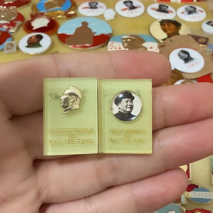 用***8其他普通金属毛爷爷像章，万岁