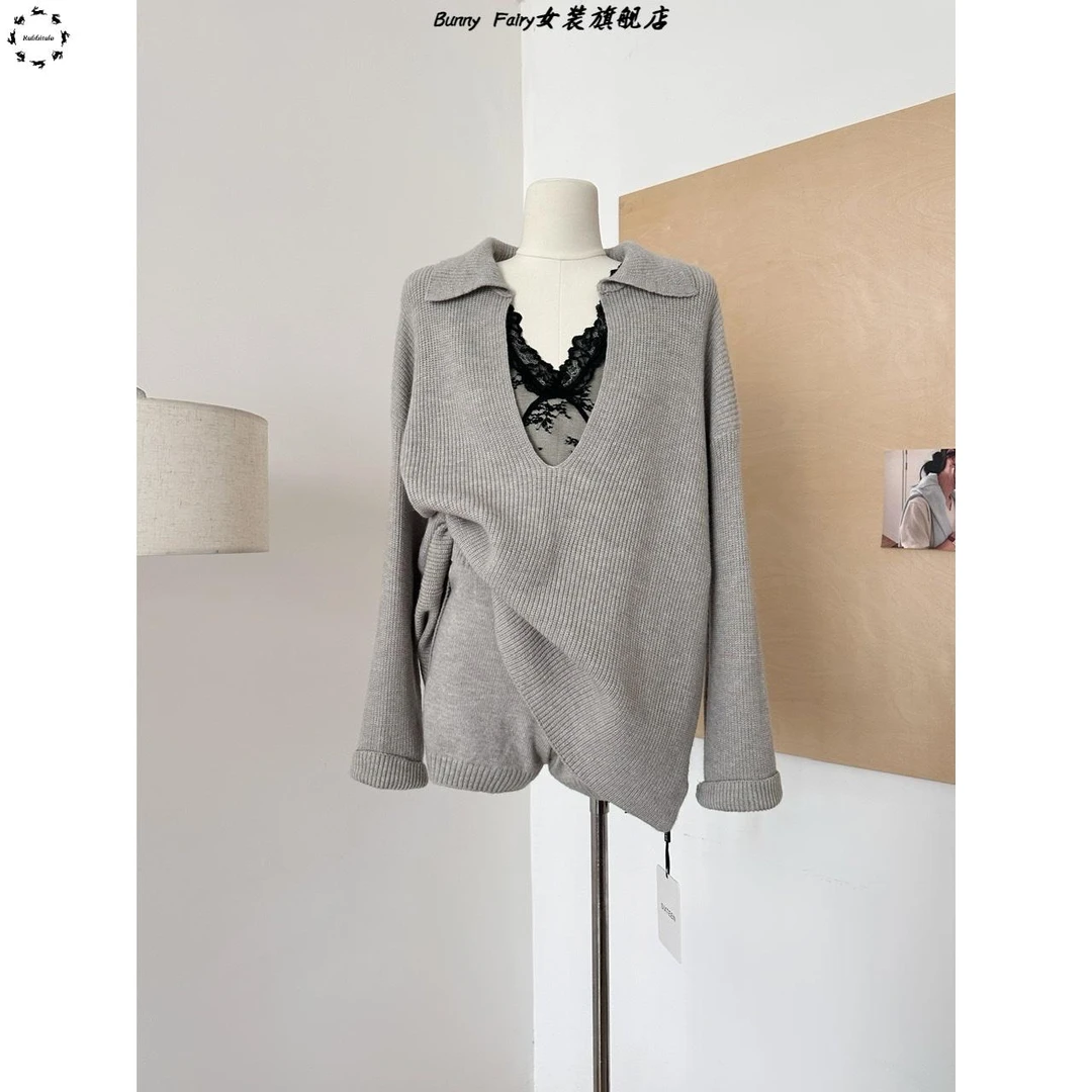 秋季搭配一套慵懒风格的v领宽松套头女式毛衣+针织直筒短裤两件套