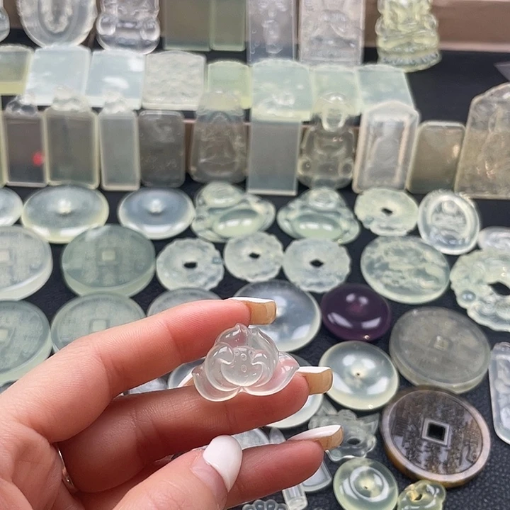 岫玉未镶嵌颈饰荷花