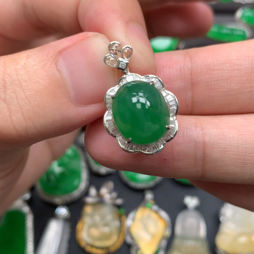 翡翠18K金镶嵌颈饰