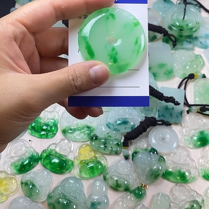 翡翠未镶嵌颈饰平安扣