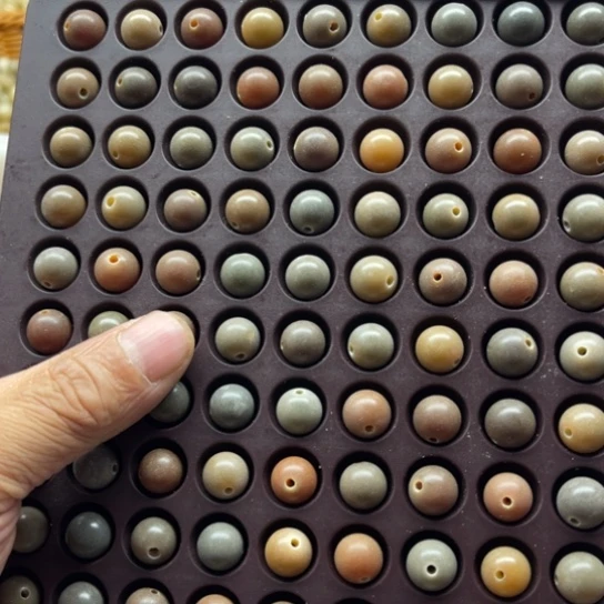 白玉菩提吊坠瑕疵10阴皮圆珠120颗