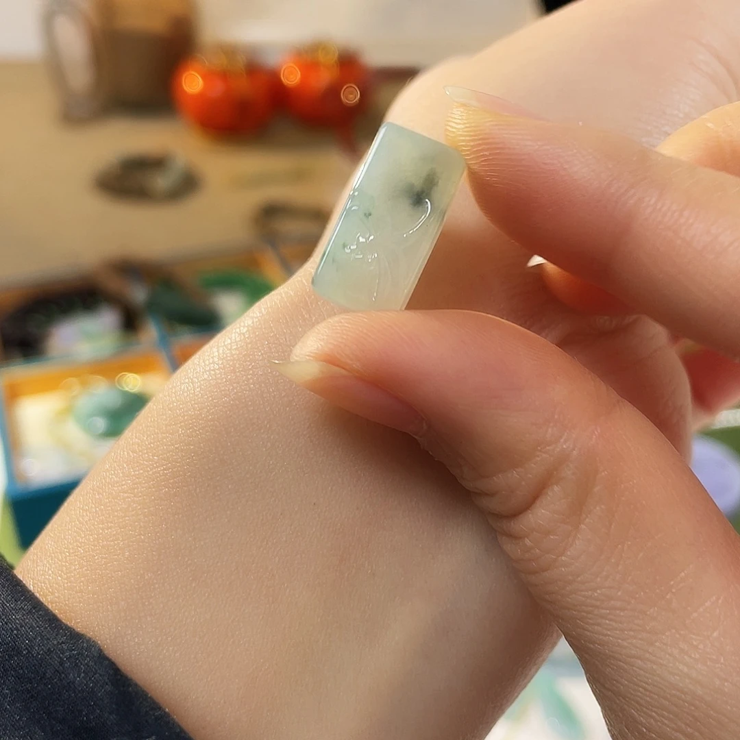 翡翠未镶嵌颈饰蜻蜓