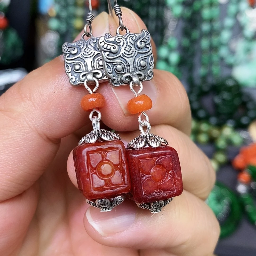 未镶嵌翡翠耳饰漂亮美眉