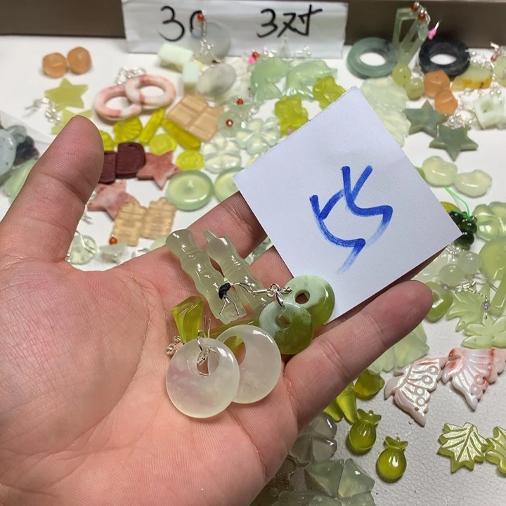 蛇纹石玉合金耳钉卷****鱼