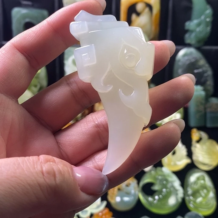 岫玉未镶嵌颈饰仿古雕刻狼牙