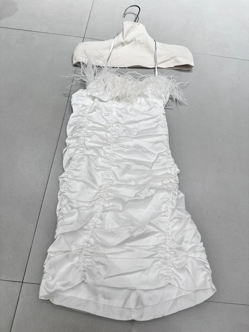 气质连衣裙时尚性感风长款纯色露肩夏季女装白色吊带