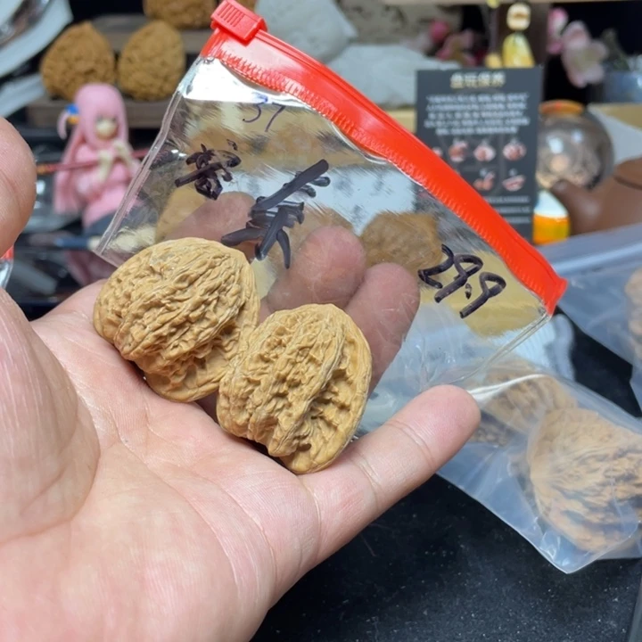 文玩核桃把件秦红宝石