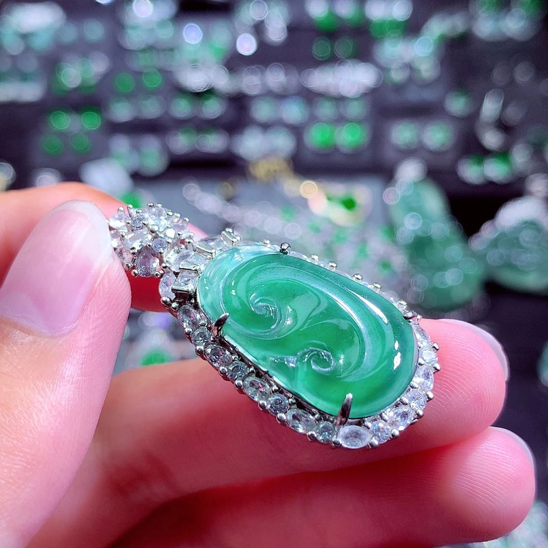 翡翠未镶嵌颈饰挂件