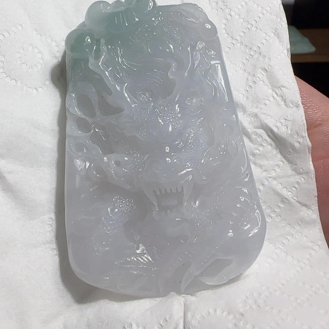 翡翠未镶嵌颈饰龙牌