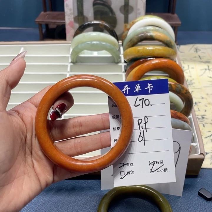 蛇纹石玉手镯未镶嵌小****?