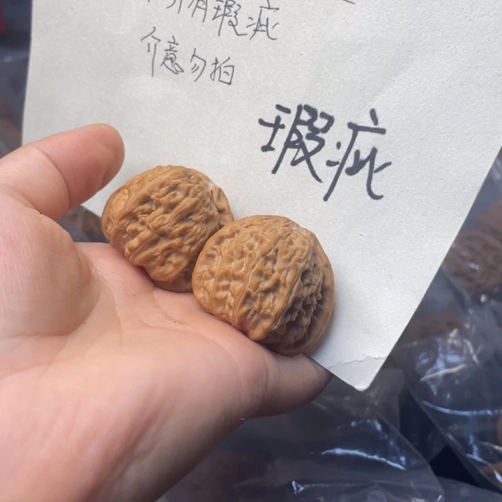 文玩核桃吊坠白狮子37