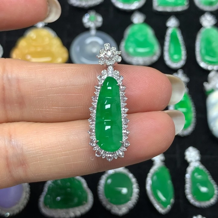 【闪购商品】颈饰18K金镶嵌翡翠吊坠