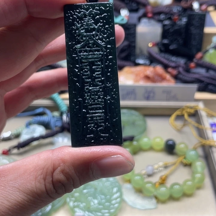 蛇纹石玉合金颈饰泰*玉