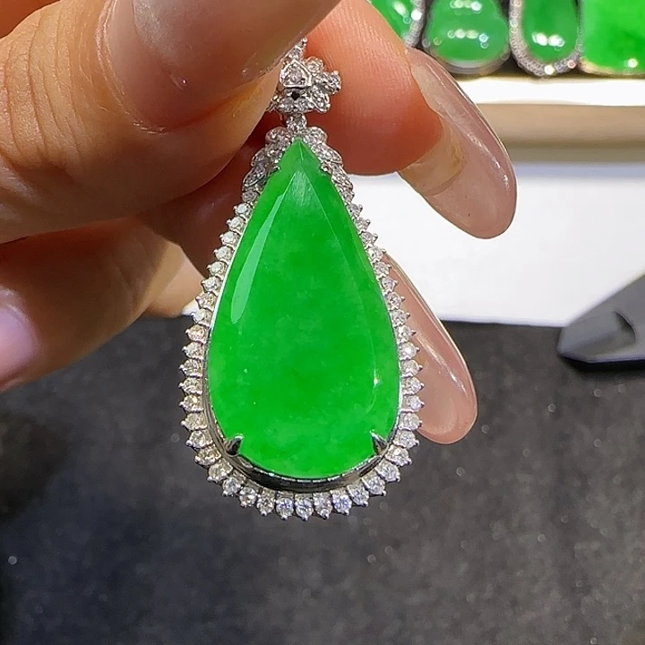 翡翠18K金镶嵌颈饰水滴