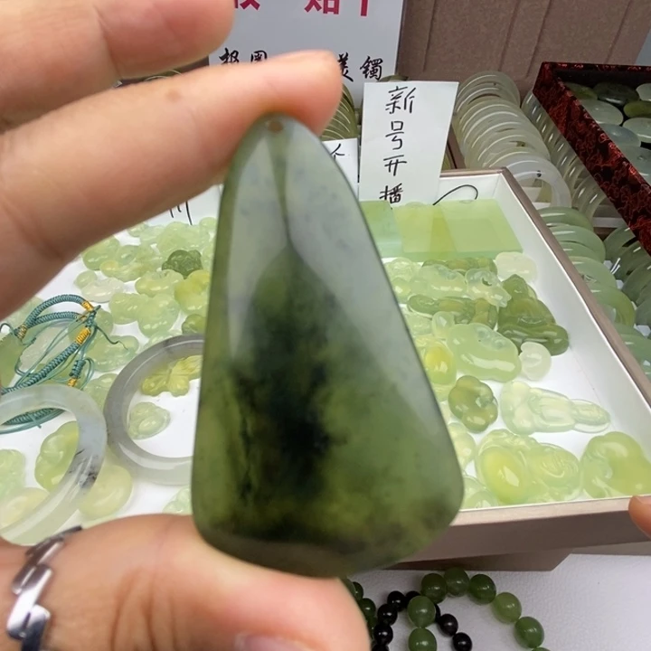 蛇纹石玉未镶嵌颈饰
