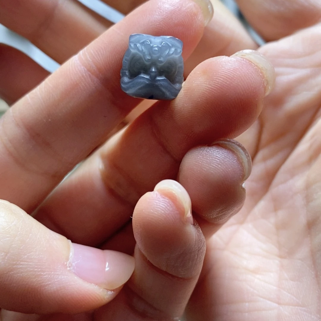 和田玉颈饰未镶嵌烟紫醒狮