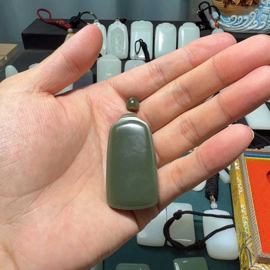 一***茶和田玉未镶嵌挂件