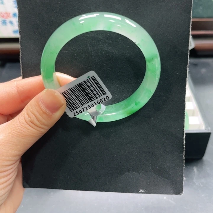 魏***。石英质玉（非洲翠）未镶嵌手镯