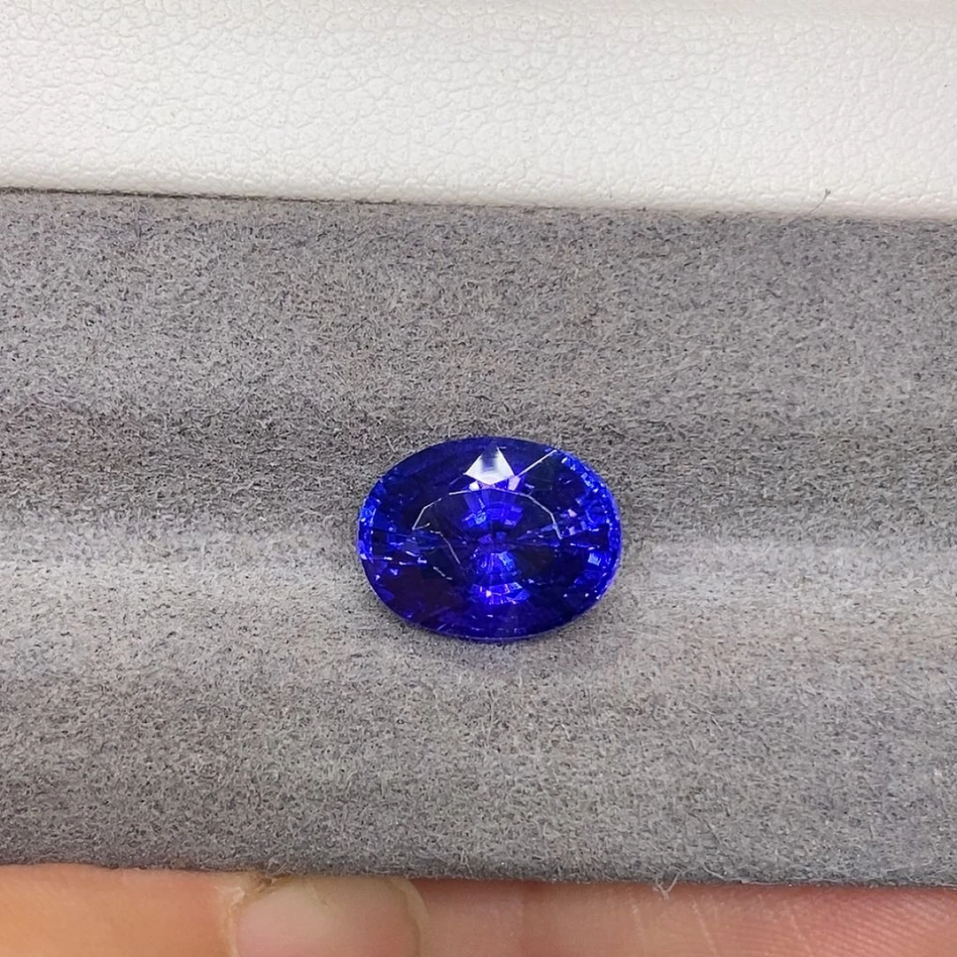 未镶嵌4.98克拉天然全净满火彩坦桑石坦桑石