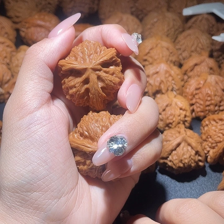 Q***文玩核桃吊坠小妹三棱