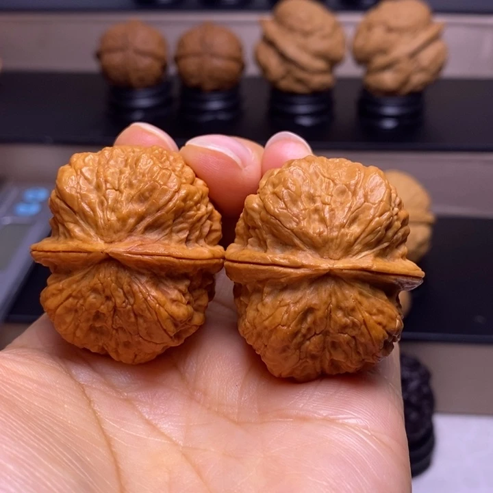 文玩核桃把件鬼脸铁蝴蝶80