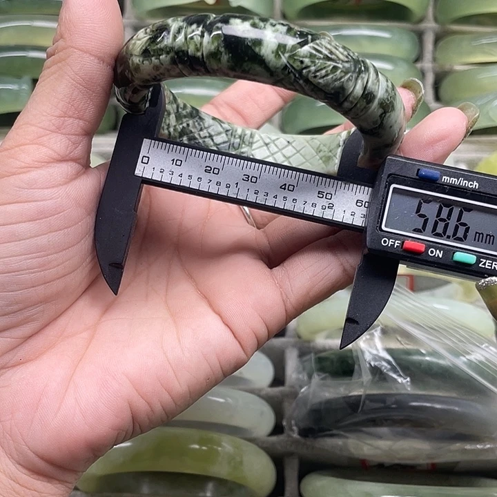 蛇纹石玉未镶嵌手镯470