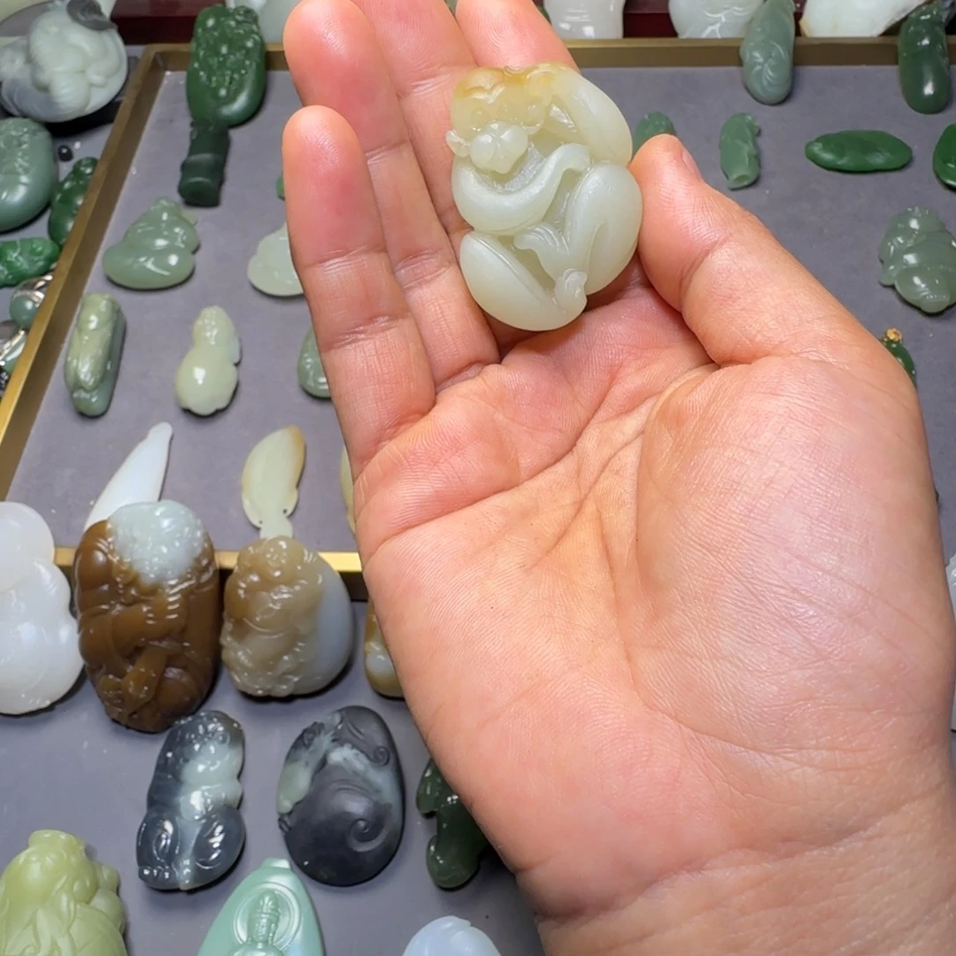 丝***子和田玉未镶嵌颈饰