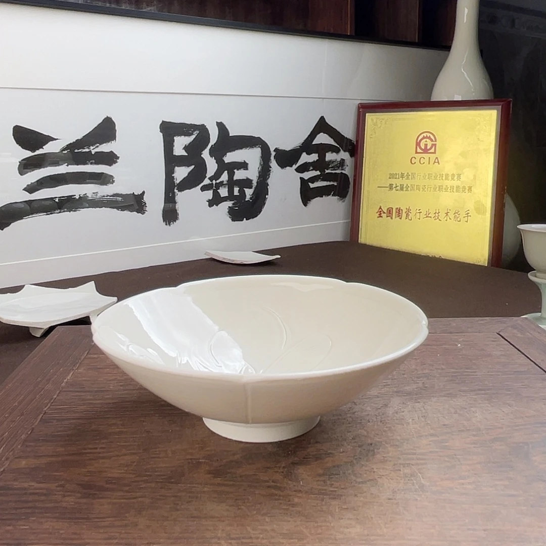 定窑白釉刻花葵口盏