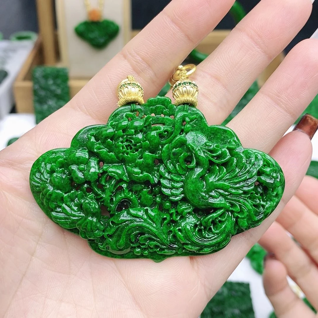 翡翠未镶嵌颈饰如意锁