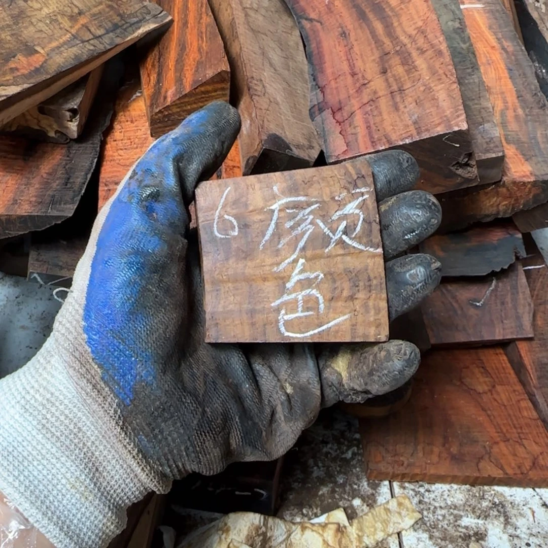 颜***色木大红酸枝手把件的