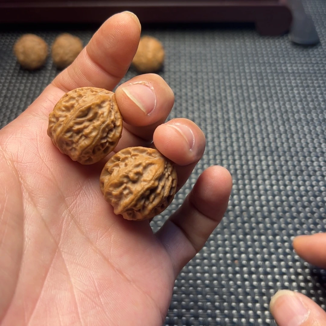 文玩核桃把件珊瑚纹八棱