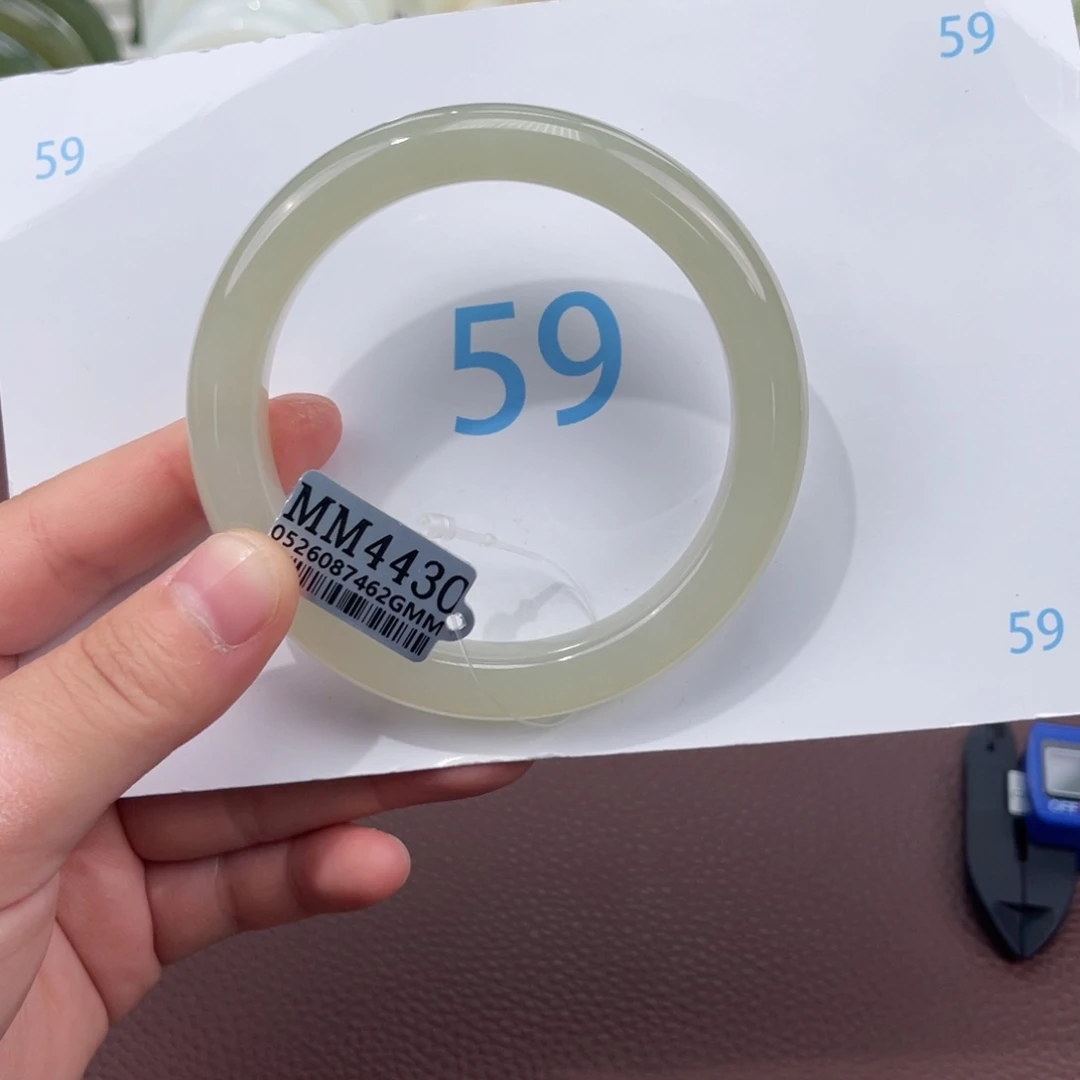 和田玉手镯未镶嵌时**…