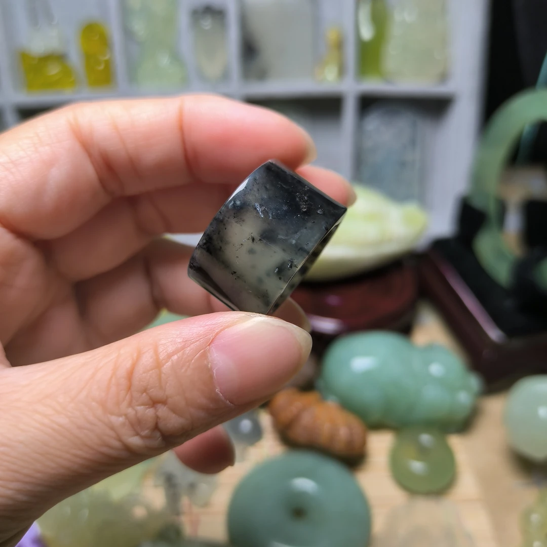 天然岫玉精品高冰手工打磨水墨丹青俏色19+圈口玉扳指（男士）