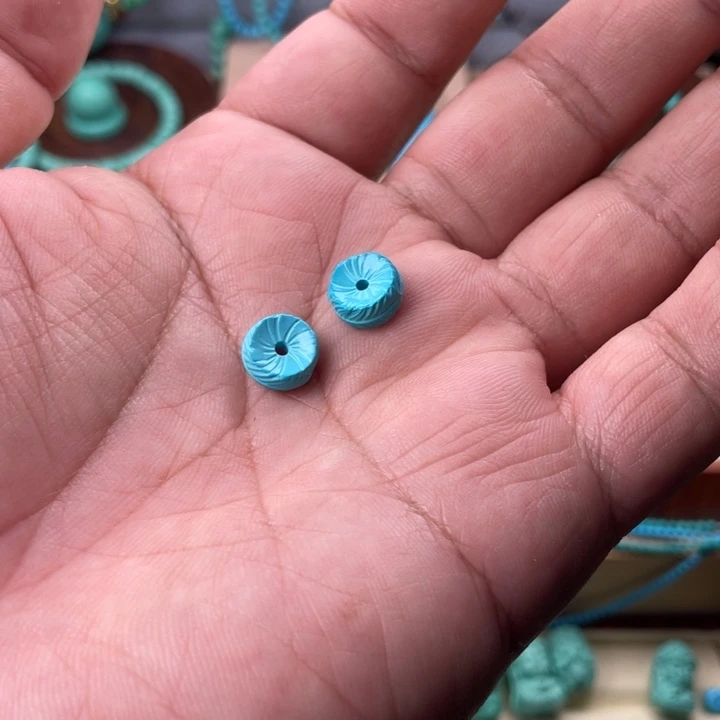 Q***i直径9+蓝色羽毛扣一对
