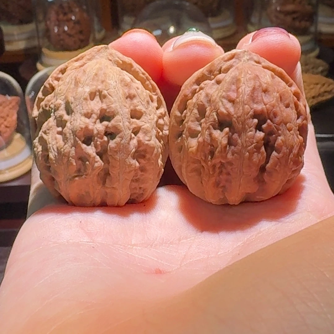 文玩核桃吊坠七彩龙珠