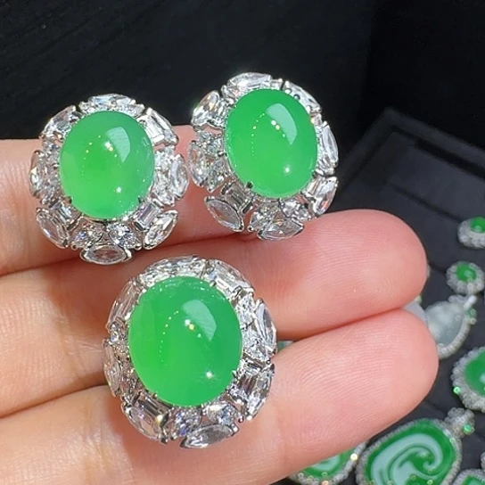 18K金镶嵌戒指翡翠宇*