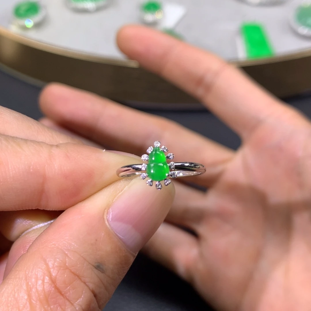 翡翠戒指18K金镶嵌翡翠