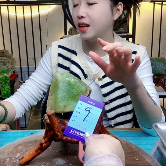 【闪购商品】未镶嵌蛇纹石玉原石排****苦