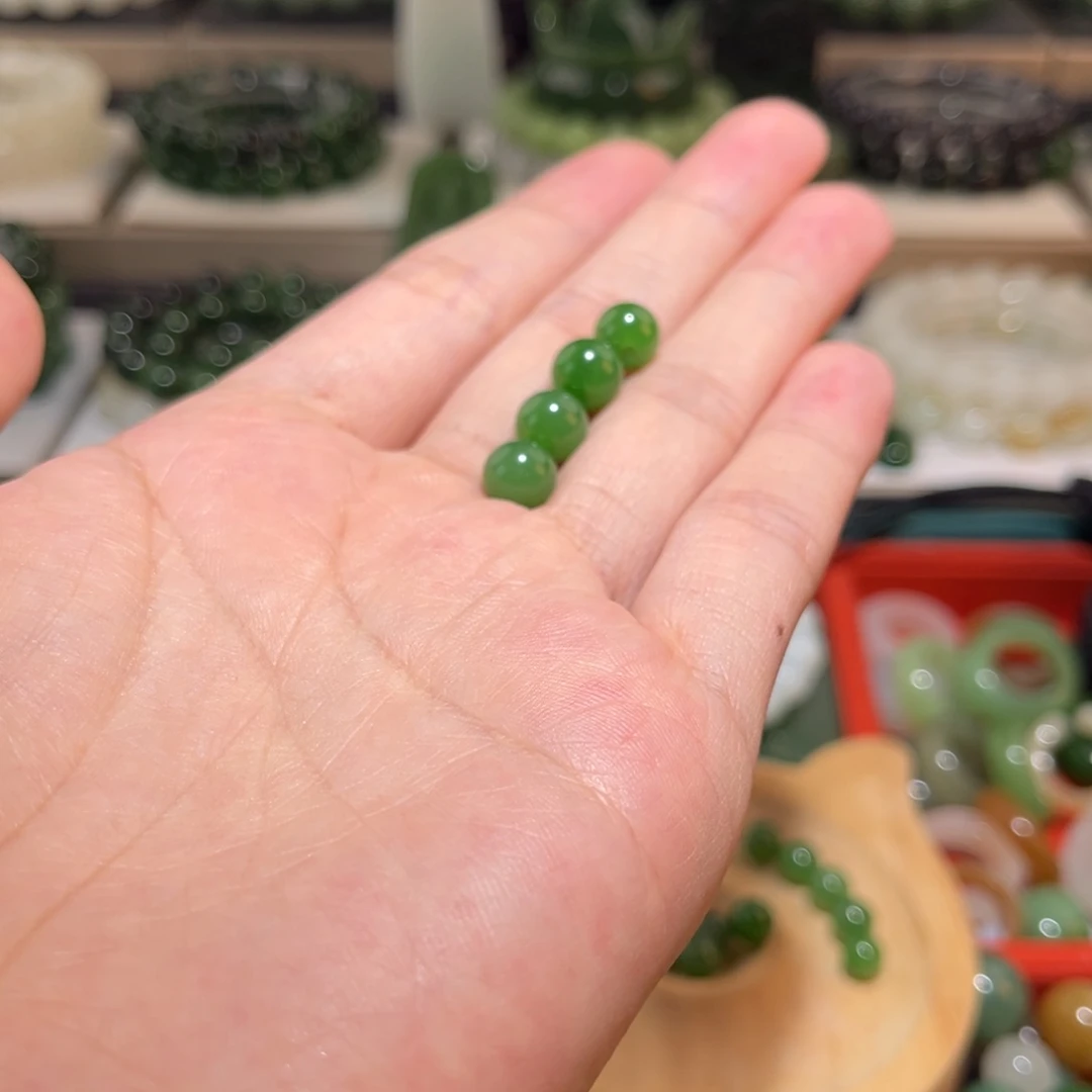 老***周和田玉未镶嵌颈饰卡8俄七碧玉辣菠菜4颗