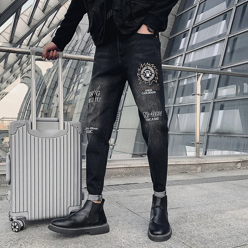 2025新款潮牌刺绣牛仔裤男士痞帅水洗修身小脚裤青年时尚百搭长裤