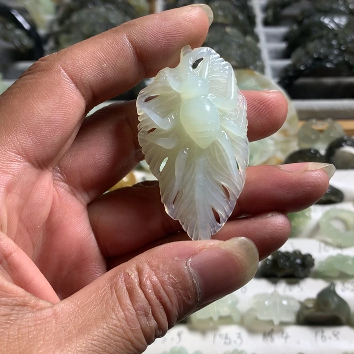 蛇纹石玉未镶嵌颈饰喜从天降