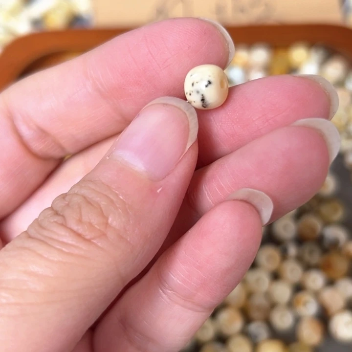 蜜蜡未镶嵌裸石7.4mm一个