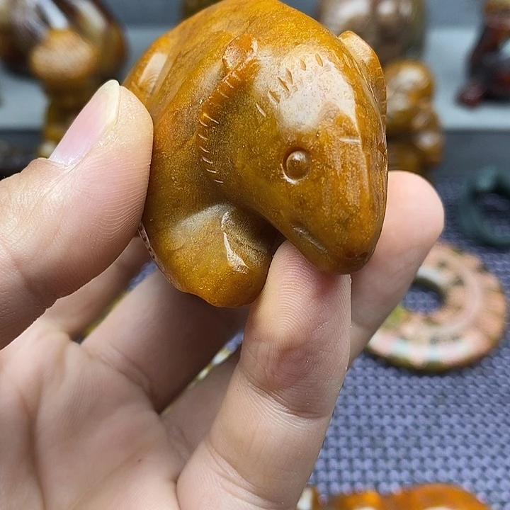 蛇纹石玉未镶嵌颈饰明*哥