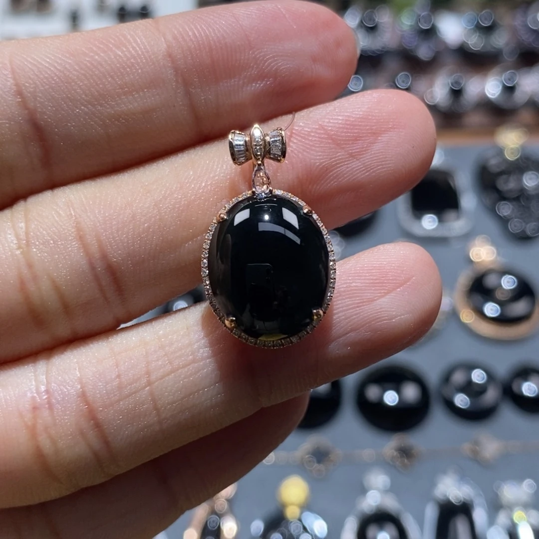 颈饰18K金镶嵌翡翠墨翠